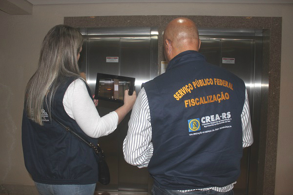 Ação estadual fiscaliza manutenção de elevadores, escadas rolantes e esteiras