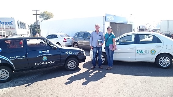 CREA-RS e CAU-RS atuam em conjunto em fiscalização em feira de Venâncio Aires
