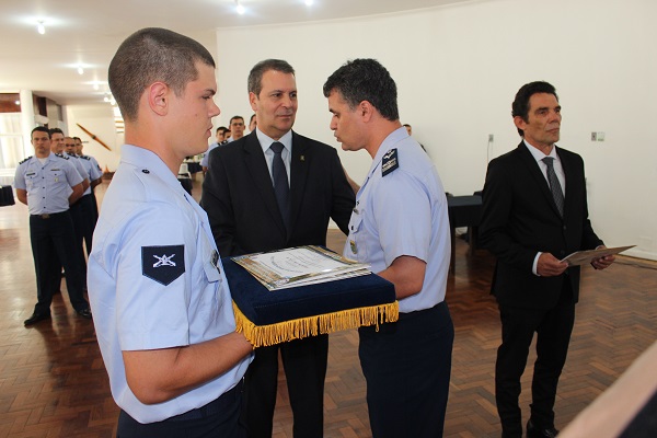 Presidente do CREA-RS recebe condecoração do SERIPA V