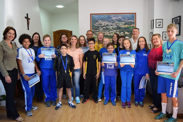 Prefeito recebe alunos destaque na Olimpíada Brasileira de Robótica 2016