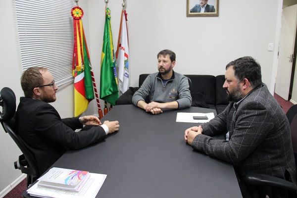 Inspetores de Bento Gonçalves visitam Câmara de Vereadores de Garibaldi e Bento
