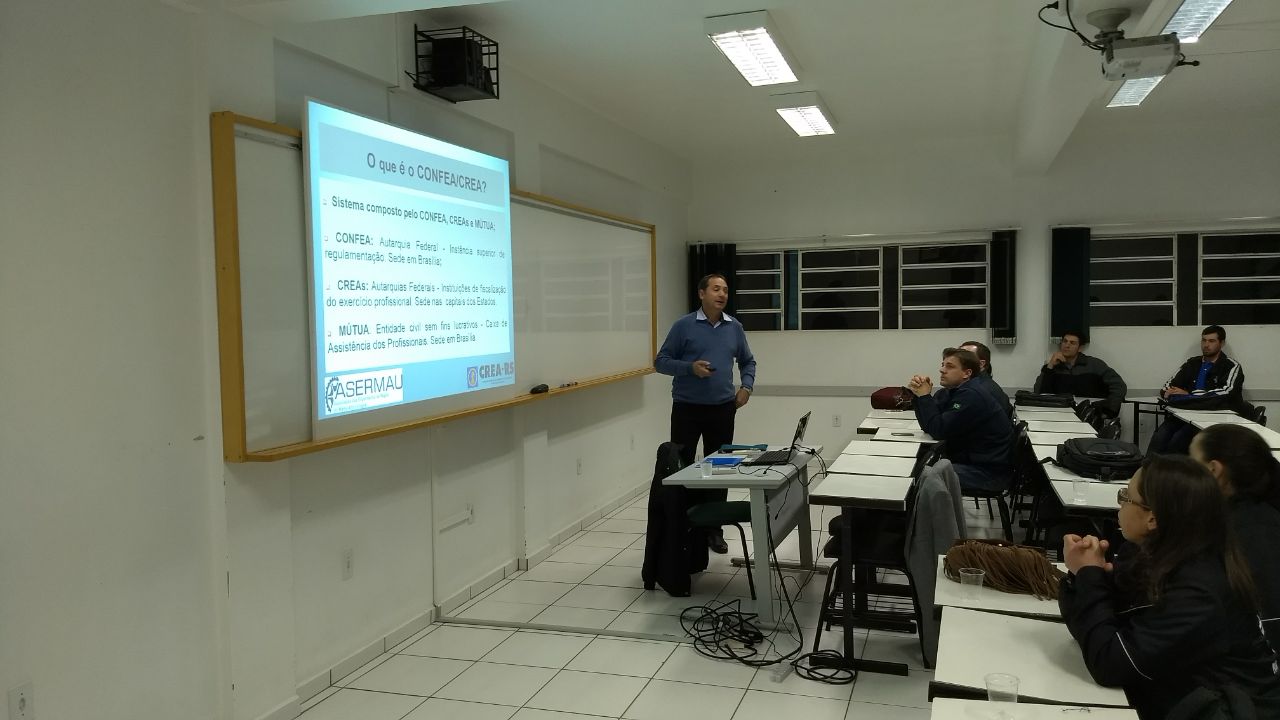 Inspetor do CREA-RS palestra para estudantes catarinenses