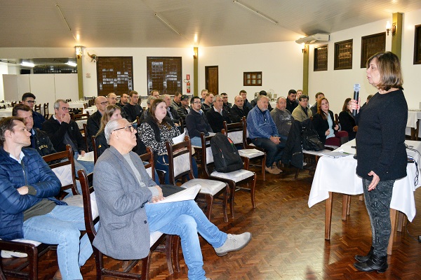 Bióloga apresenta resultados do uso de produtos biológicos no combate de doenças