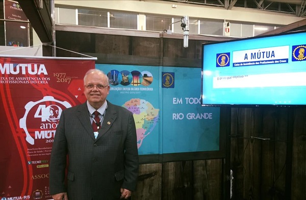Presidente da Mútua visita estande do CREA-RS na Soea