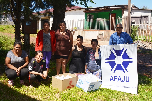Apaju doa alimentos arrecadados para Associação de Catadores
