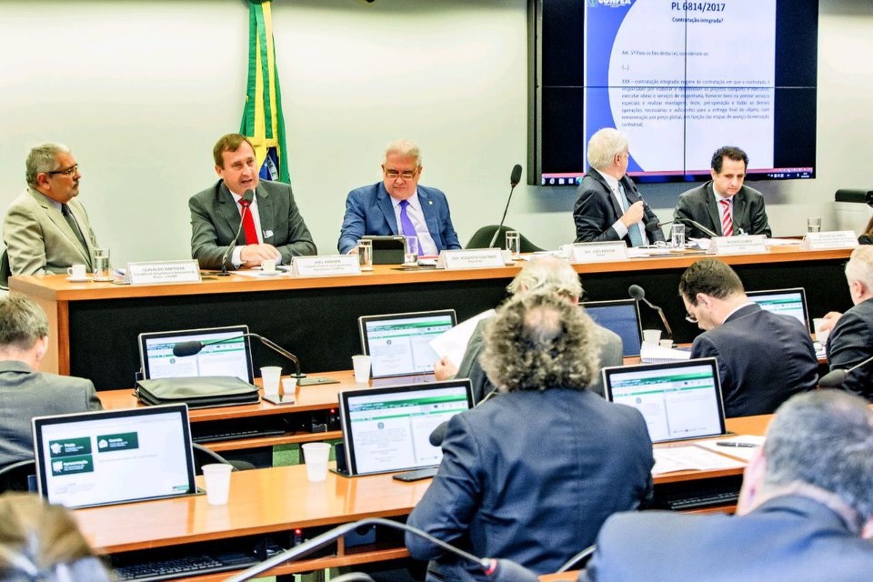 Na Câmara dos Deputados, presidente do Confea defende o fim da RDC