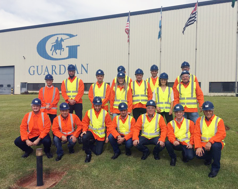 Grupo de associados da Aearv faz visita técnica na Guardian Glass