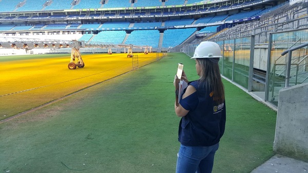 Arena do Grêmio, que recebe show de artistas sertanejos, é fiscalizada