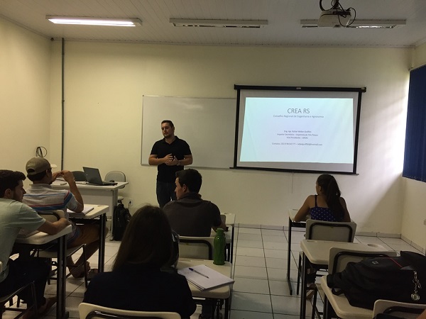 Alunos de Agronomia têm palestra com representante do CREA-RS