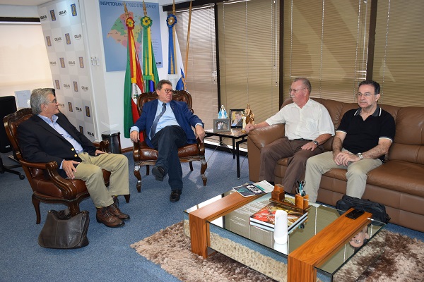 CREA-RS recebe visita do presidente da Fenemi