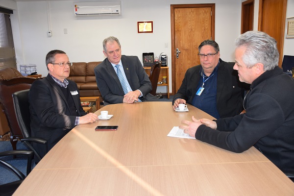 CREA-RS recebe a visita de candidato ao Senado