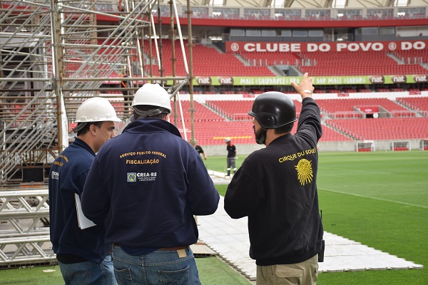 CREA-RS fiscaliza montagem do show de Andrea Bocelli