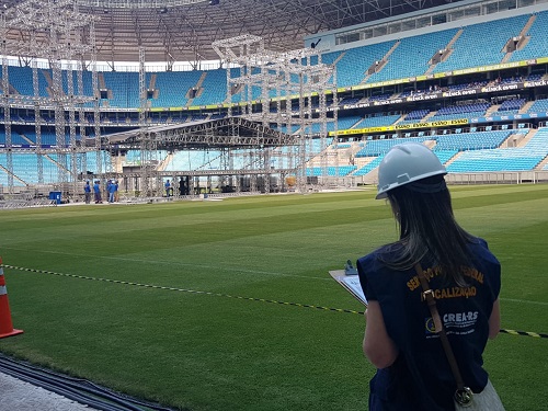 Fiscalização do CREA-RS verifica montagem do show do Roberto Carlos