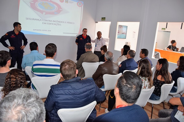 Palestra sobre legislação de Incêndio lota auditório do estande do CREA-RS