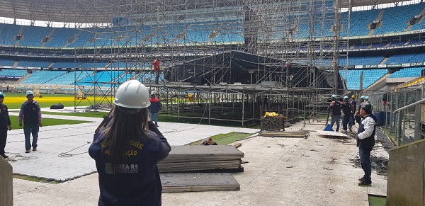 CREA-RS fiscaliza montagem de show da dupla Sandy e Junior