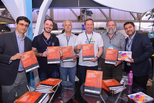 Estande do Confea fica lotado durante lançamento de livros