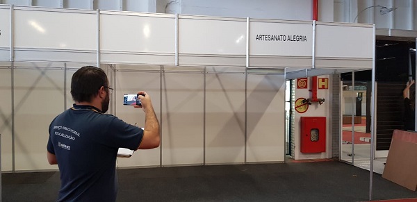 Feira de sapatos recebe fiscalização do Conselho