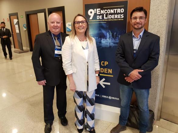 Presidente Valmor Pietsch e vice-presidente Gizele Gadotti, ao lado do engenheiro agrícola Ricardo Gava, coordenador da Câmara de Agronomia do Crea-MS