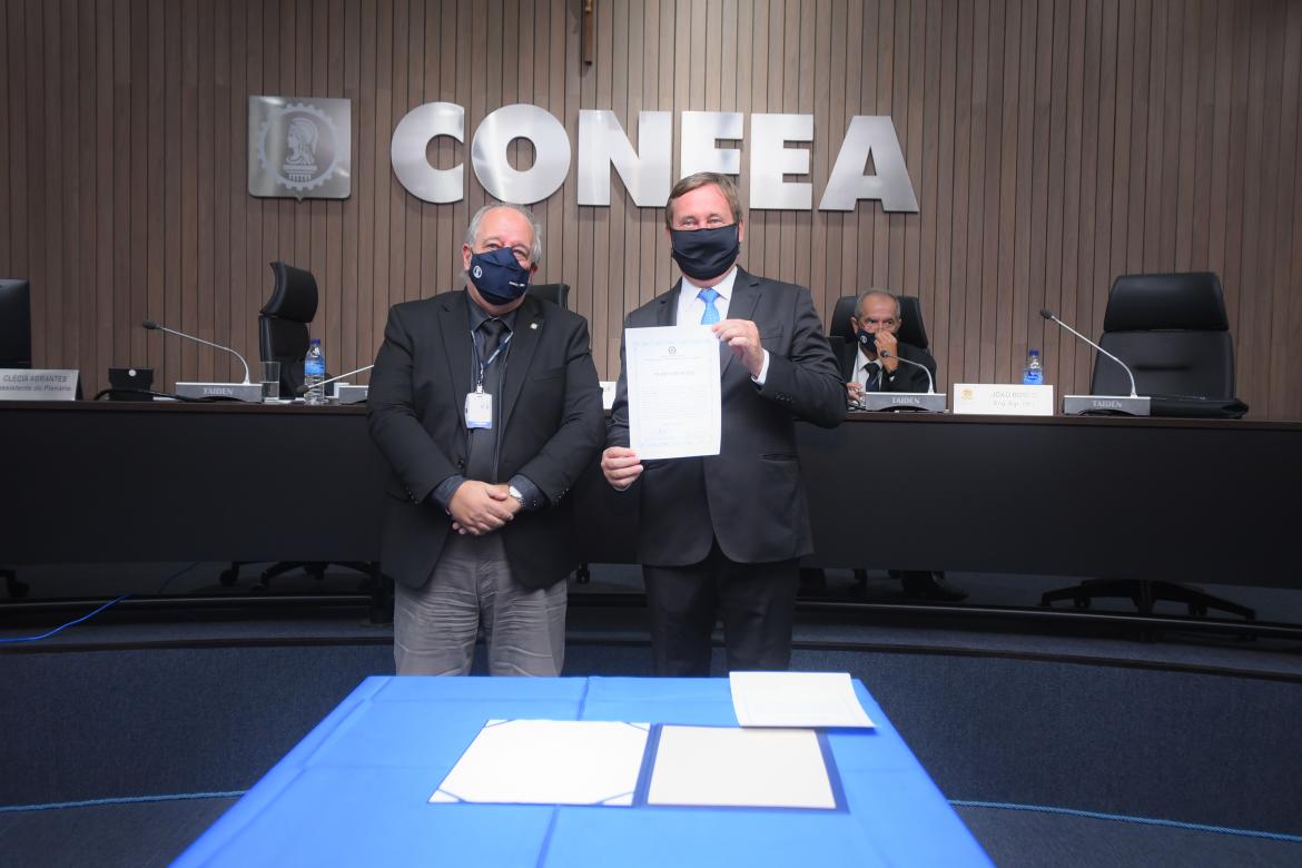 O vice-presidente no exerc&iacute;cio da presid&ecirc;ncia, eng. civ. Osmar Barros J&uacute;nior, assinou e entregou o termo de posse ao presidente reeleito