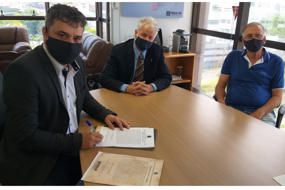Novo diretor-geral da Mútua-RS assina termo de posse