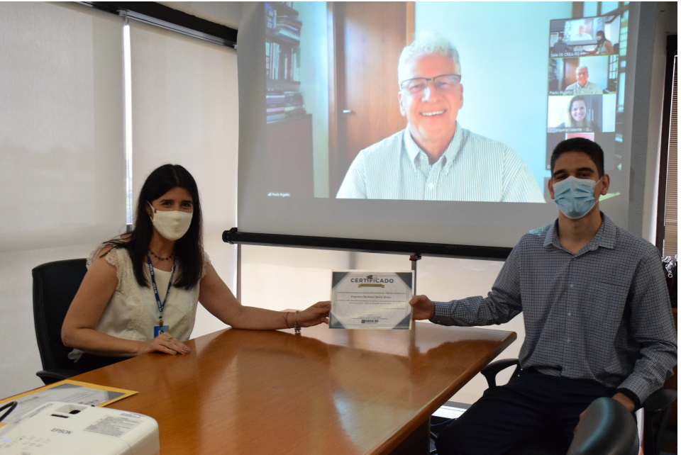 Certificado do Mérito Acadêmico é entregue pela presidente do CREA-RS
