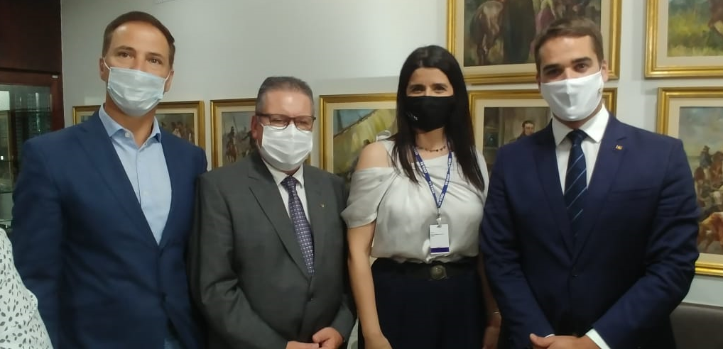 Eduardo Leite, governador do Estado, e Ranolfo Vieira Júnior, vice-governador, cumprimentam Eng. Nanci Walter