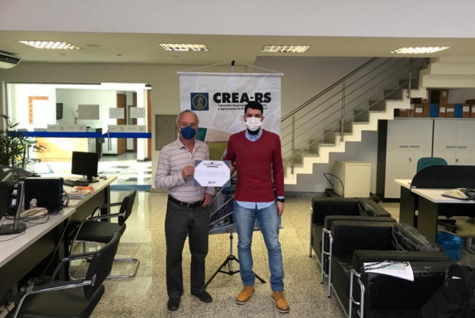 Em Porto Alegre, Tecnólogo em Telecomunicações recebe Mérito Acadêmico do Conselho