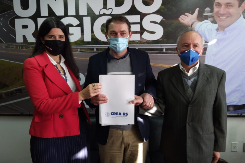 Autor do PLC 39/2020 recebe CREA-RS
