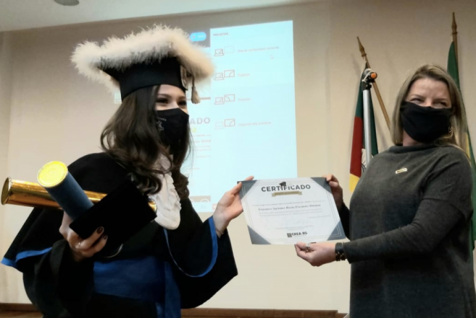 Engenheira Agrônoma da UFRGS recebe distinção do CREA-RS durante formatura