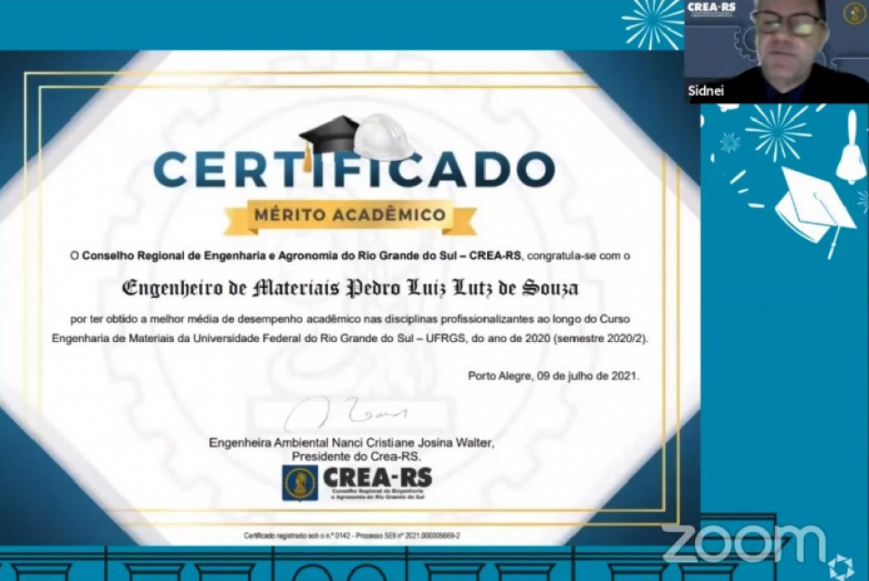 Mérito Acadêmico CREA-RS entregue a formando da Engenharia de Materiais da Ufrgs