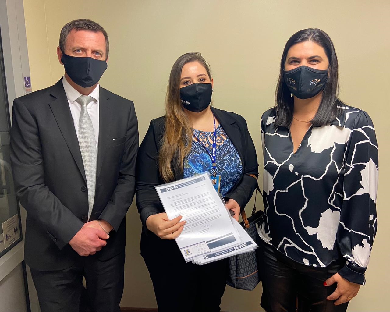 Da esq.: Martini (MP/RS), M&iacute;riam (CREA-RS) e Liliani Cafruni (Corsan)