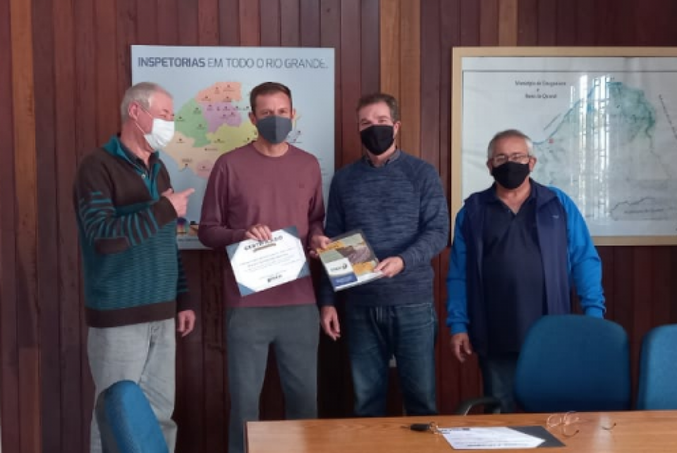 Inspetores de Uruguaiana entregam Mérito Acadêmico