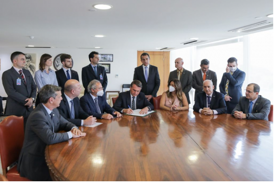 Vitória da Engenharia: governo mantém salário mínimo profissional e ART