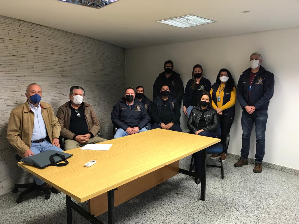 Equipe da fiscalização e inspetores em reunião de finalização do trabalho