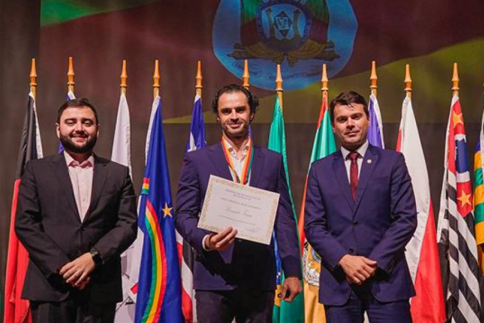 Presidente do Instituto Cultural Floresta é homenageado com Medalha do Mérito Farroupilha