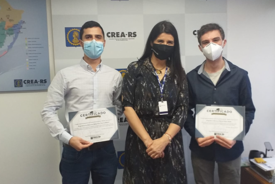 Egressos da Ufrgs recebem Certificado de Mérito Acadêmico na sede do CREA-RS