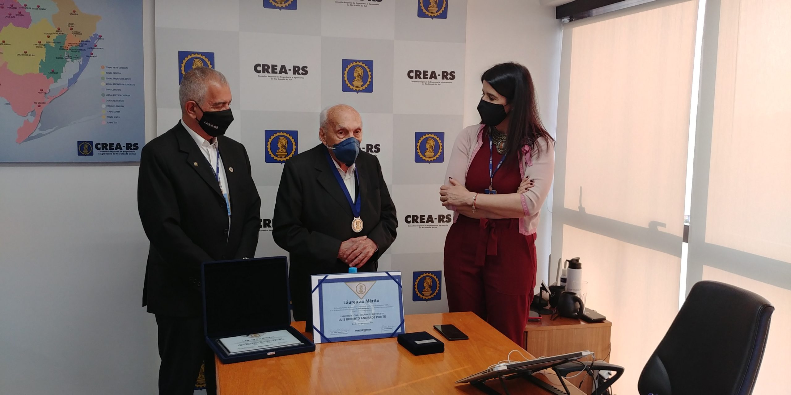 Eng. Ponte recebeu a honraria das mãos da presidente Eng. Nanci Walter