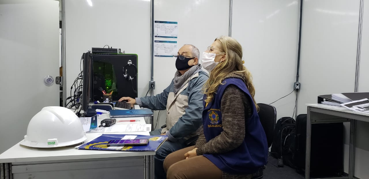 A agente fiscal Adriana D’Agostini verifica documentação da feira