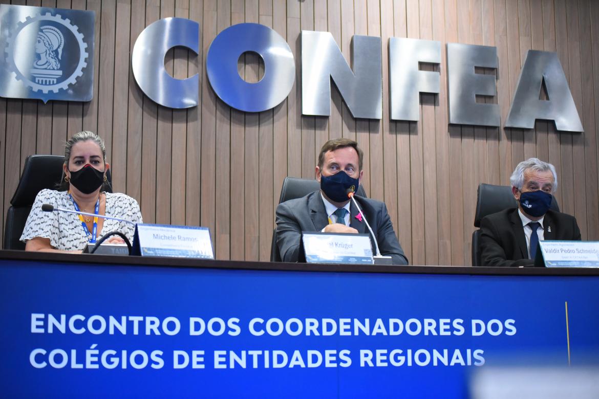 Conselheira federal Michele Ramos, presidente Joel Krüger e coordenador Valdir Schneider