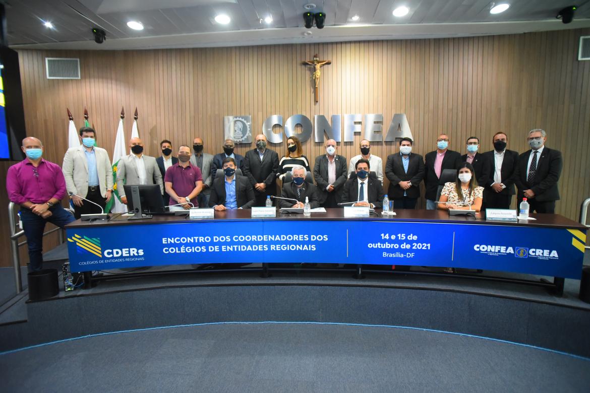 Participantes e colaboradores do Confea ao encerramento do evento