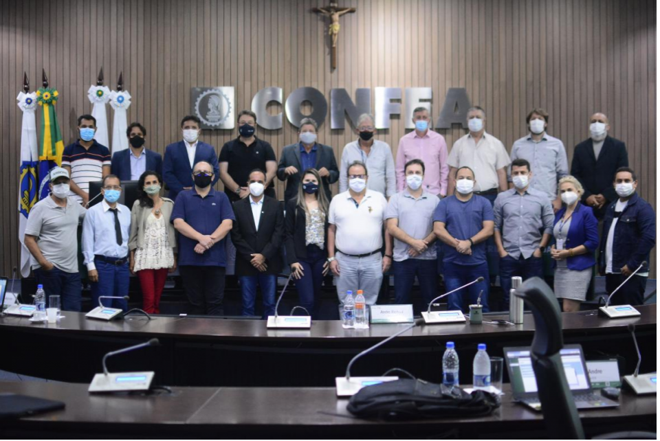 Manejo florestal, fiscalização e carreira federal pautam debate da CCEEF