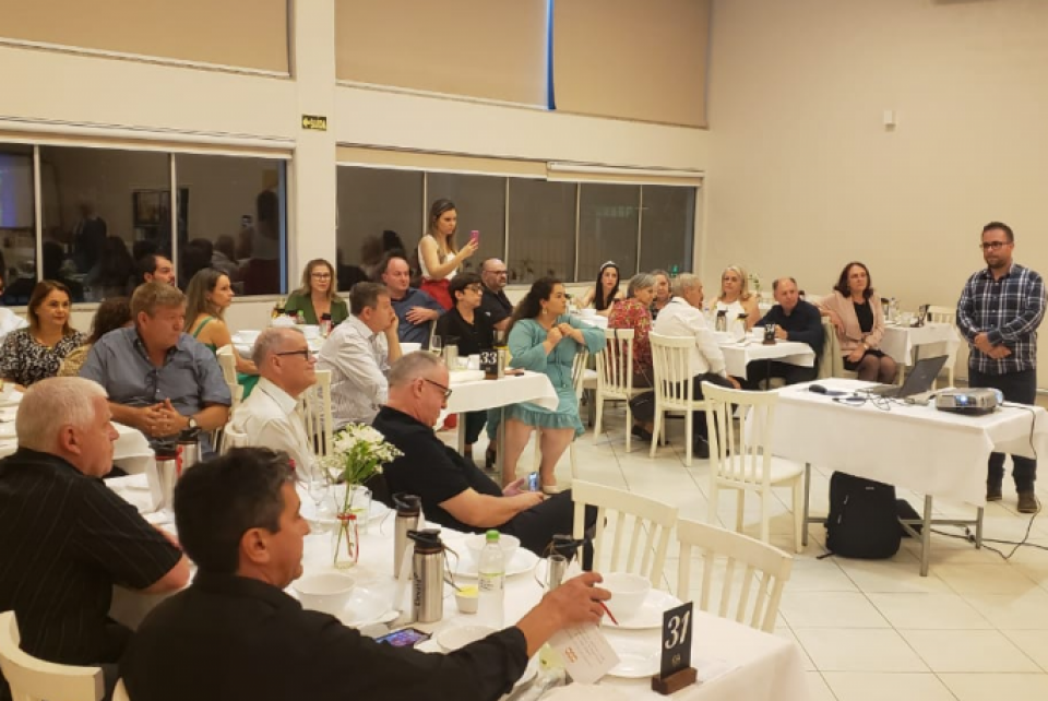 AEA-Sinos confraterniza com seus associados