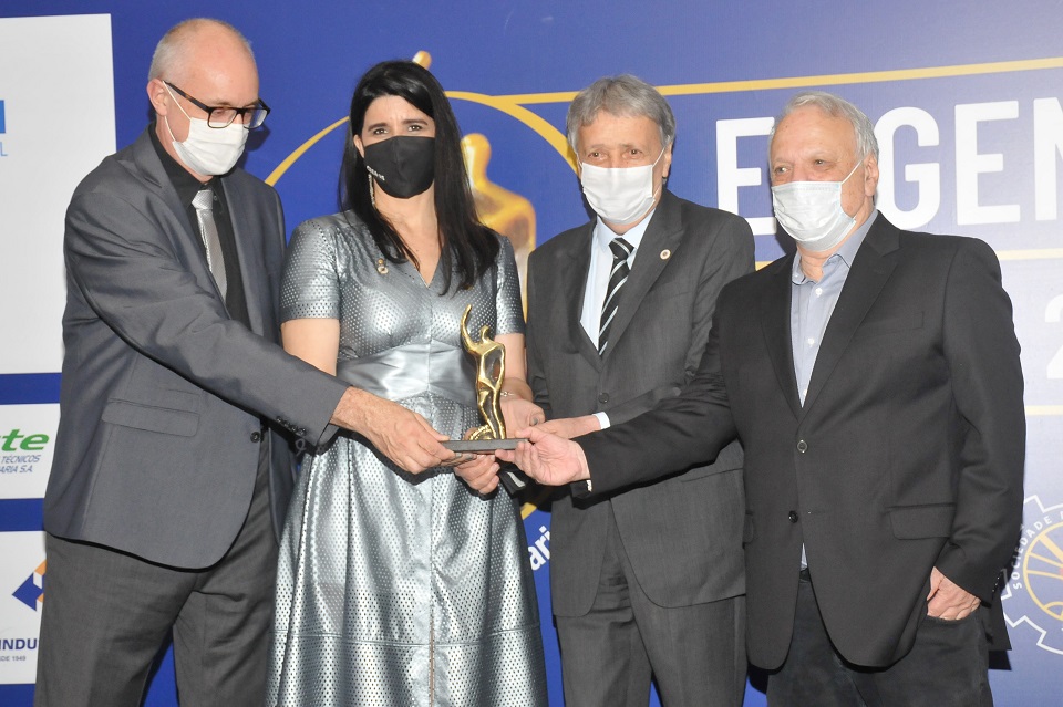 Entregaram o trof&eacute;u os dirigentes da Sergs Eng. Walter L&iacute;dio Nunes, presidente; Eng. Jos&eacute; Paulo Grings, 1&ordm; vice-presidente; e Eng. Moacir Kwitko, 2&ordm; vice-presidente