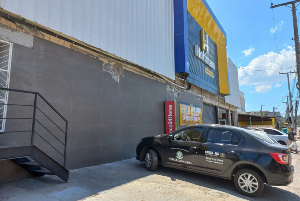 CREA-RS fiscaliza supermercado que teve queda de marquise