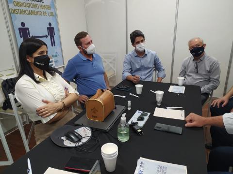 Secretário Valdemar Bernardo (ao centro) acompanhou a reunião do Crea-Sul