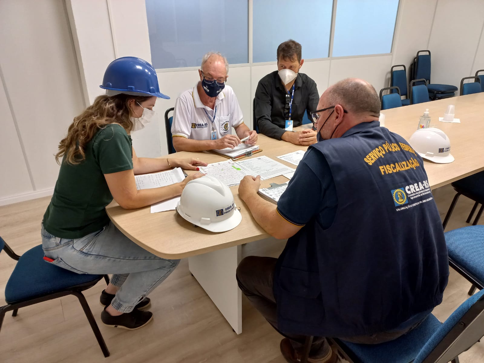 A fiscalização do CREA e o inspetor-chefe foram recebidos pela arquiteta Adriane Bedin