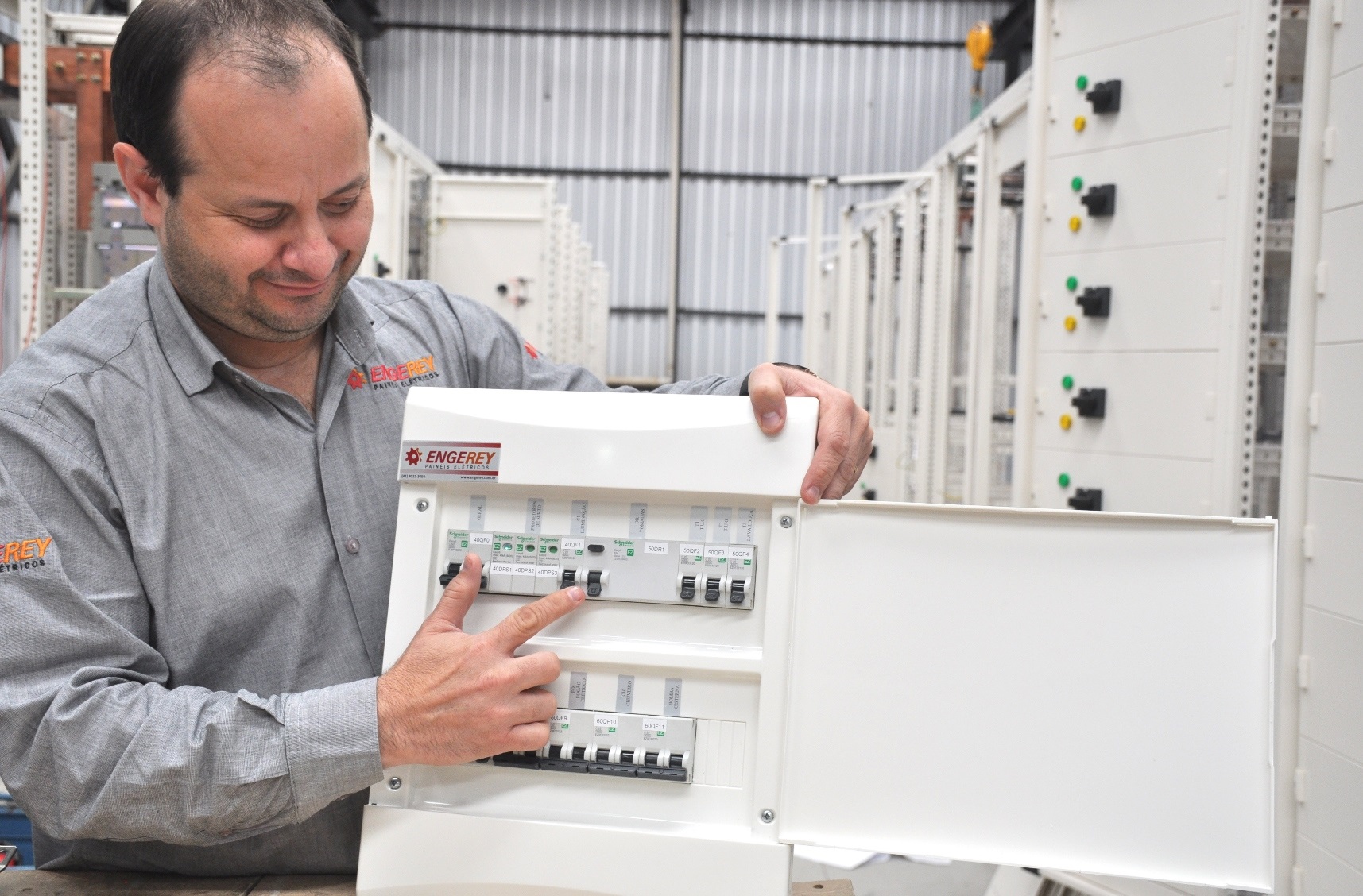 Engenheiro Eletricista e Diretor da Engerey, F&aacute;bio Amaral, mostra DR em quadro el&eacute;trico: dispositivo reconhece fuga de energia e desliga o circuito, de forma instant&acirc;nea, evitando, assim, a gravidade do choque el&eacute;trico