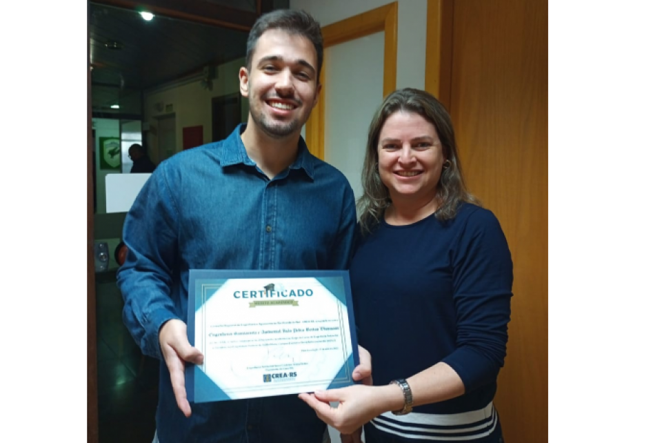 Egresso da UFSM recebe Mérito Acadêmico do CREA-RS