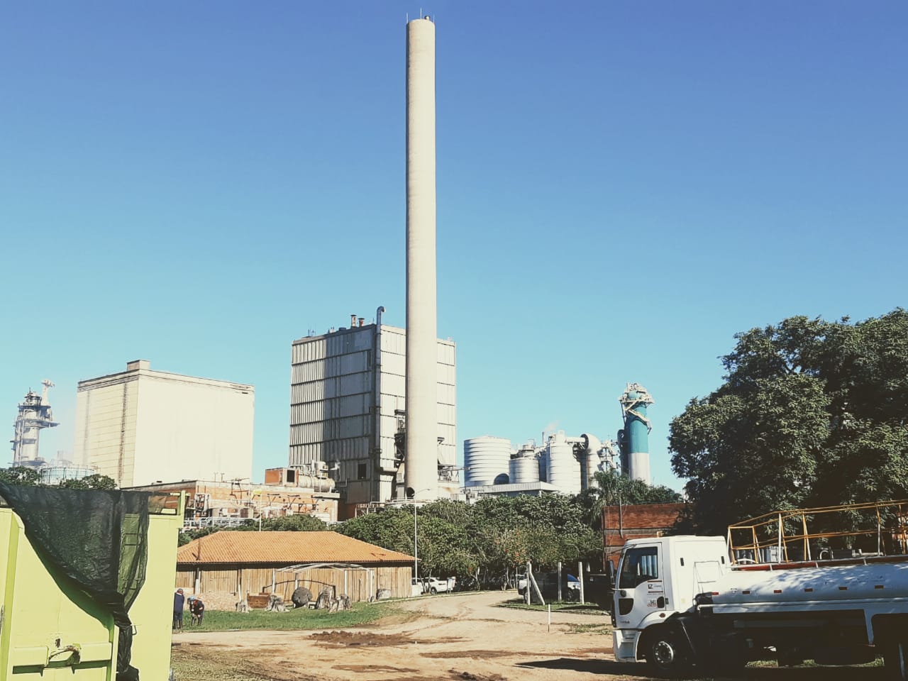A CMPC Brasil tem sua unidade industrial localizada em Guaíba, no Rio Grande do Sul, faz parte do grupo chileno CMPC