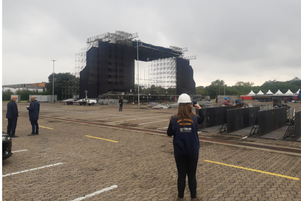 Montagem de show do Metallica recebe fiscalização do CREA-RS